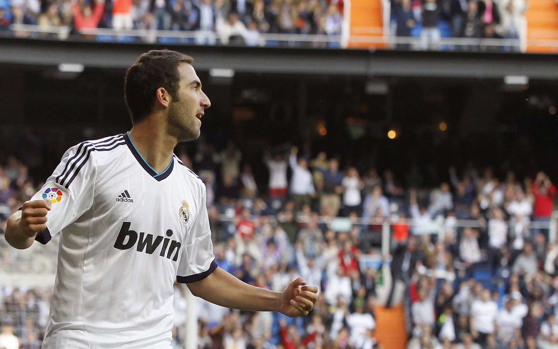 季后赛里，他不仅在篮下强硬争夺，还多次外线投中关键三分！，季后赛投篮命中率